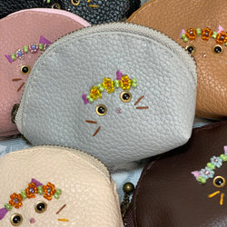 【送料無料】うちの猫　ビーズと刺繍のミニミニポーチ　　　　　　　　フェイクレザー 1枚目の画像