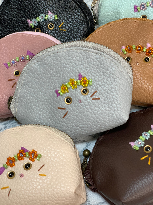 【送料無料】うちの猫　ビーズと刺繍のミニミニポーチ　　　　　　　　フェイクレザー 1枚目の画像