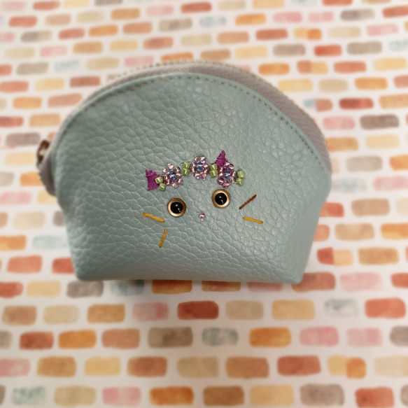 【送料無料】うちの猫　ビーズと刺繍のミニミニポーチ　　　　　　　　フェイクレザー 2枚目の画像