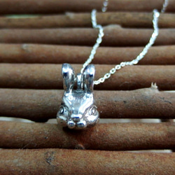 リトルトリップ森のウサギのデザインカスタム手作りの925スターリングシルバーのネックレスのウサギのシルバーネックレス 1枚目の画像
