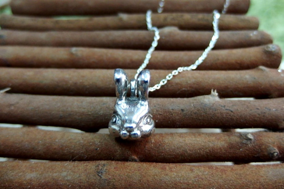 リトルトリップ森のウサギのデザインカスタム手作りの925スターリングシルバーのネックレスのウサギのシルバーネックレス 1枚目の画像