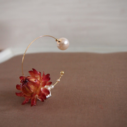 お花の耳飾り[花環  Hana-Tamaki] 橙 DAIDAI(パールキャッチ付) 3枚目の画像
