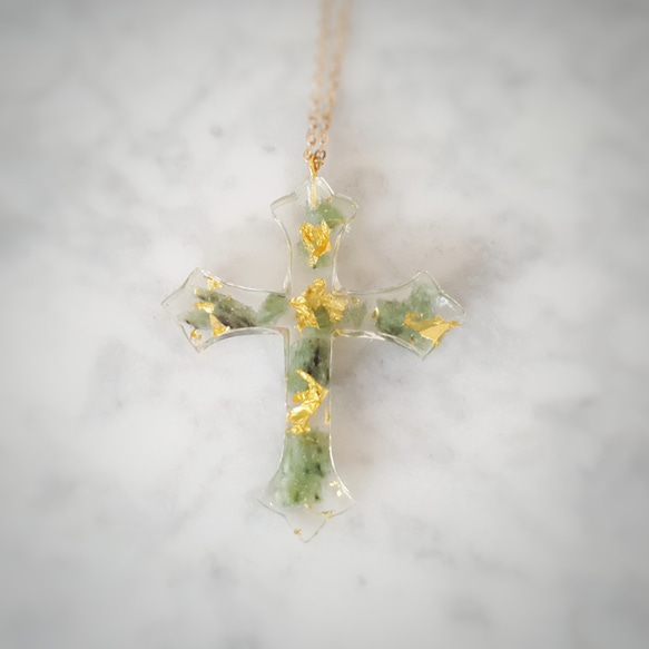 ニュージーランド産グリーンストーン/ポウナムと金箔の十字架ネックレス 3枚目の画像