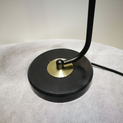 インダストリアルスタイルの真鍮製テーブルランプ 7枚目の画像