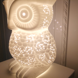白色透光陶瓷貓頭鷹造型桌燈(大)-療癒系 第9張的照片