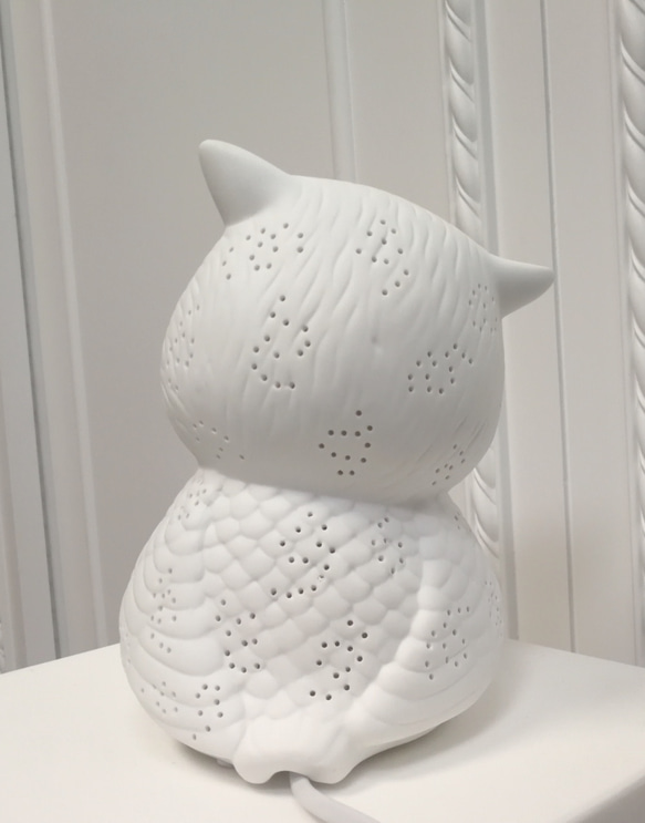 白色透光陶瓷貓頭鷹造型桌燈(小)-療癒系 第5張的照片