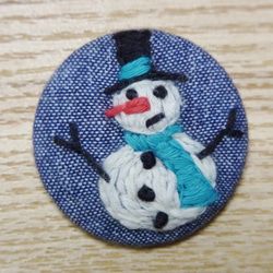 手刺繍ブローチ「雪ダルマ」クリスマスシリーズ 1枚目の画像