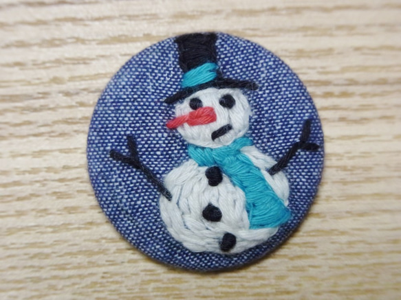 手刺繍ブローチ「雪ダルマ」クリスマスシリーズ 1枚目の画像