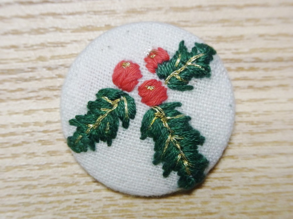 手刺繍ブローチ「ヒイラギ」クリスマスシリーズ 1枚目の画像