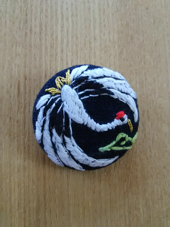 ハンドメイド刺繍ブローチ(ツル) ハンドメイド刺繍ブローチ(ツル)