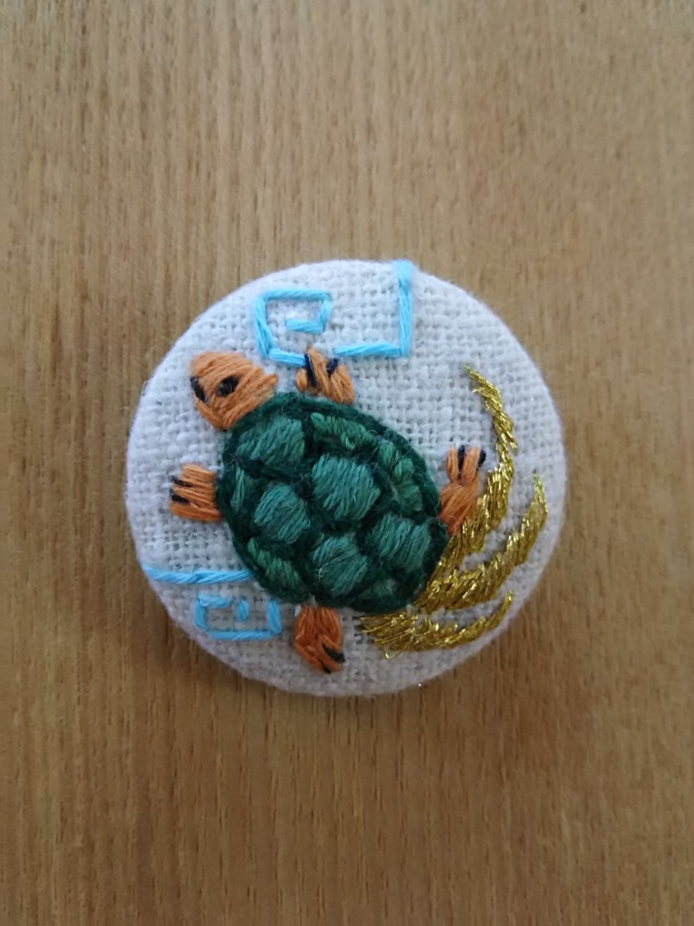 【縁起物】かめ_立体刺繍 手刺繍ブローチ「亀」縁起物シリーズ(鶴亀) ブローチ keiji takakura