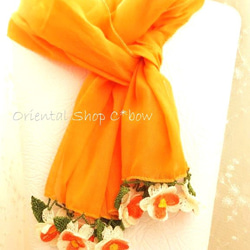 ボリュームたっぷり☆手編みのお花☆ふんわりコットンショール｜オレンジ×ホワイト 1枚目の画像