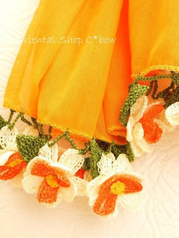 ボリュームたっぷり☆手編みのお花☆ふんわりコットンショール｜オレンジ×ホワイト 2枚目の画像