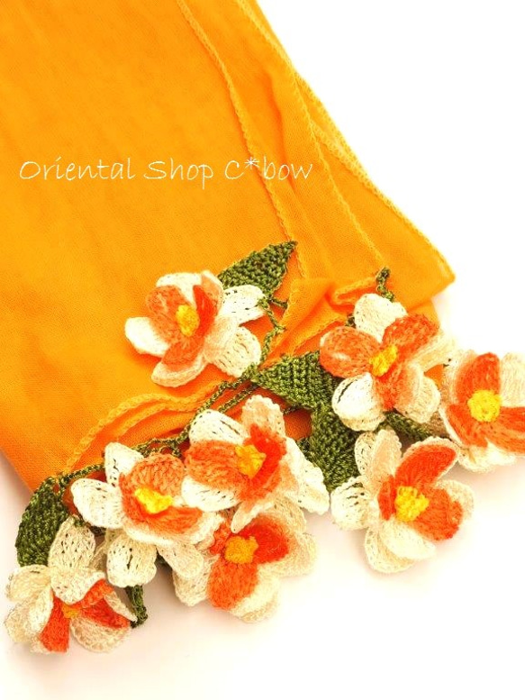 ボリュームたっぷり☆手編みのお花☆ふんわりコットンショール｜オレンジ×ホワイト 3枚目の画像