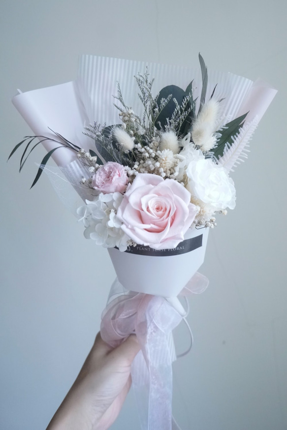 畢業花束日本進口永生花不凋花乾燥花粉白色系韓式玫瑰繡球花 第1張的照片