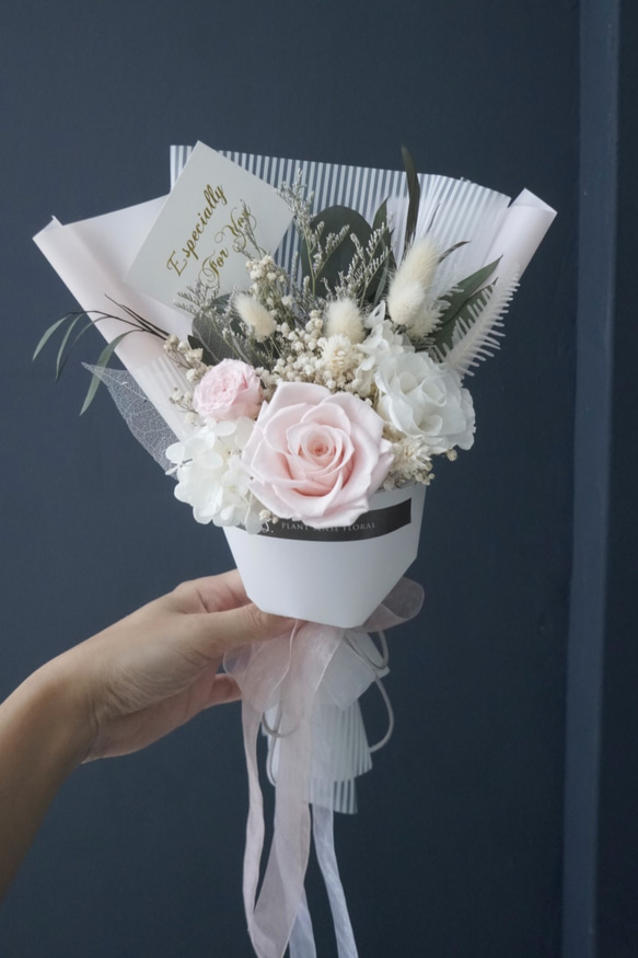vanessayu專屬訂單五朵永生玫瑰粉色＋淡藍色系＋捧花盒 第1張的照片