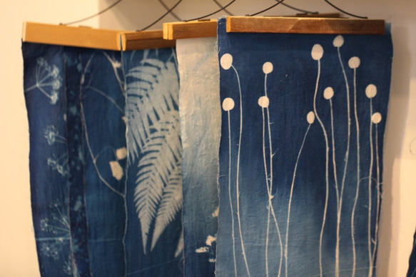 【フーリフラワー＆グラスフーリ】青い太陽の植物イラスト絵本布花・植物プリント布・ドアカーテン・布飾り 8枚目の画像