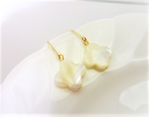 マザーオブパール（真珠の母）１粒のシンプルなお花のピアス（ステンレス製）またはイヤリング 3枚目の画像