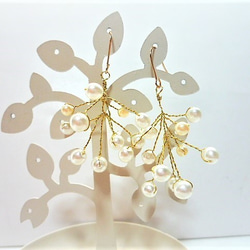 シャワー花束パールステンレス製（小枝）ピアスまたはイヤリング 2枚目の画像
