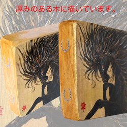 木 に 描く 絵画 アクリルガッシュ 水彩画 原画 （ 黄金 の 黒 馬 ） 送料無料 4枚目の画像
