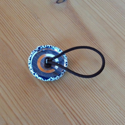 庄内刺し子のモダンな くるみボタンヘアゴム(藍染め生地)　ネイビー×ホワイト２ 2枚目の画像