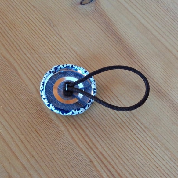 庄内刺し子のモダンな くるみボタンヘアゴム(藍染め生地)　ネイビー×ホワイト２ 2枚目の画像