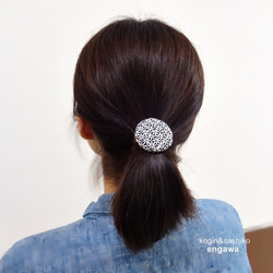 庄内刺し子のモダンな くるみボタンヘアゴム(藍染め生地)　ネイビー×ホワイト２ 3枚目の画像
