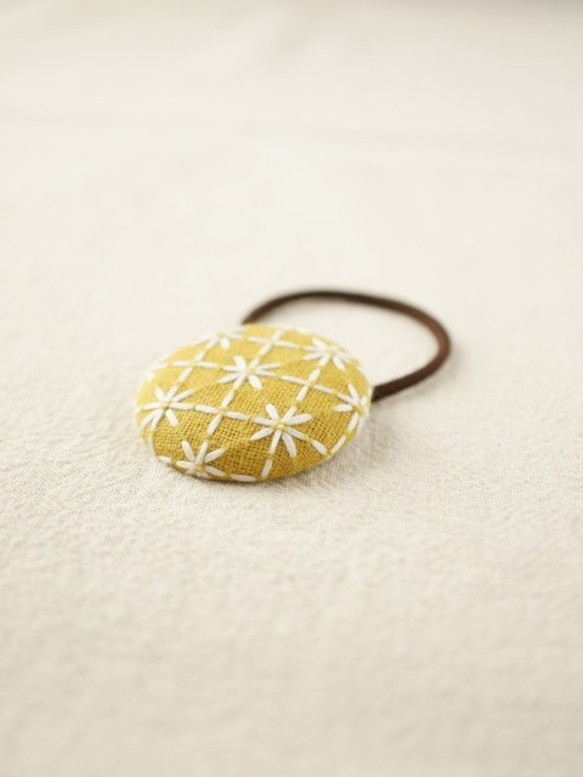 ほっこりかわいい庄内刺し子のくるみボタンヘアゴム　マスタードイエロー×ホワイト 2枚目の画像