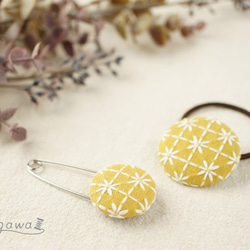 ほっこりかわいい庄内刺し子のくるみボタンヘアゴム　マスタードイエロー×ホワイト 4枚目の画像