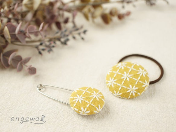 ほっこりかわいい庄内刺し子のくるみボタンヘアゴム　マスタードイエロー×ホワイト 4枚目の画像