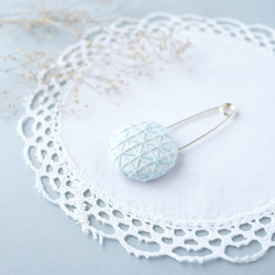 刺し子のストールピン ホワイト×ライトブルー 1枚目の画像