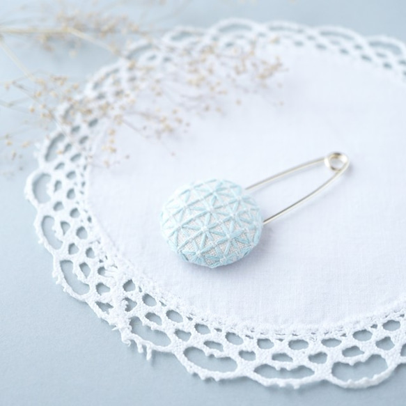 刺し子のストールピン ホワイト×ライトブルー 1枚目の画像