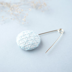 刺し子のストールピン ホワイト×ライトブルー 2枚目の画像