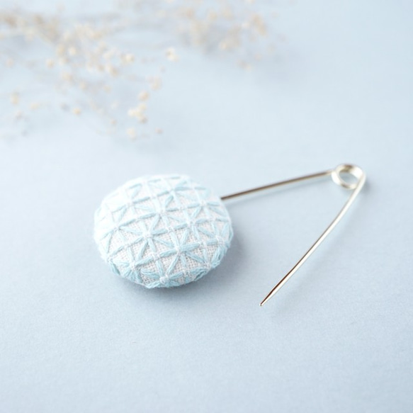 刺し子のストールピン ホワイト×ライトブルー 2枚目の画像