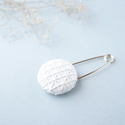 【受注制作】刺し子のストールピン ホワイト×ホワイト 1枚目の画像