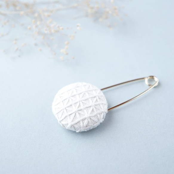 【受注制作】刺し子のストールピン ホワイト×ホワイト 1枚目の画像