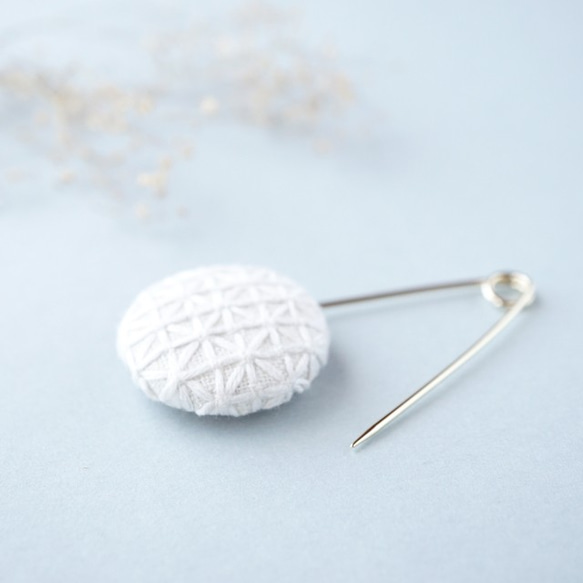 【受注制作】刺し子のストールピン ホワイト×ホワイト 2枚目の画像