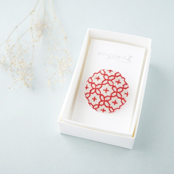 刺し子のブローチ　キナリ×レッド 3枚目の画像