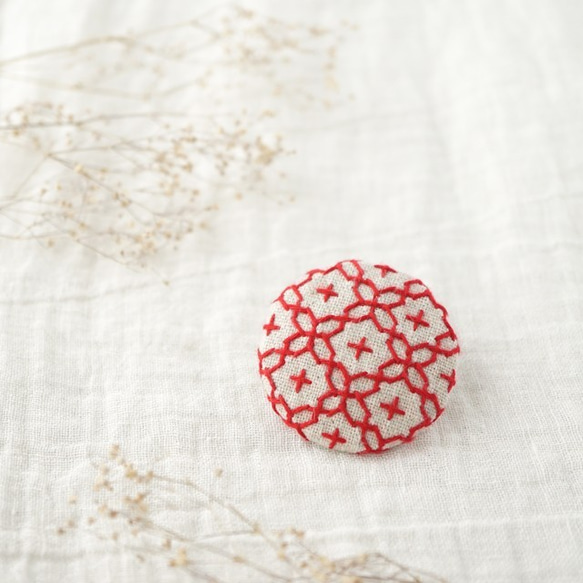 刺し子のブローチ　キナリ×レッド 1枚目の画像