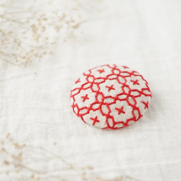 刺し子のブローチ　キナリ×レッド 2枚目の画像