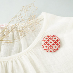 刺し子のブローチ　キナリ×レッド 4枚目の画像