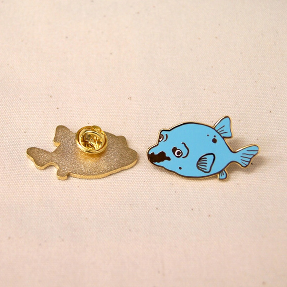 青い犬の頭魚の金属バッジ 4枚目の画像