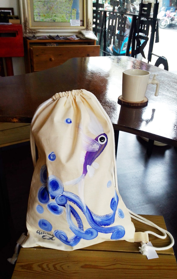 彩繪飛魚 Ｗinwing手繪束口帆布後背包 第1張的照片