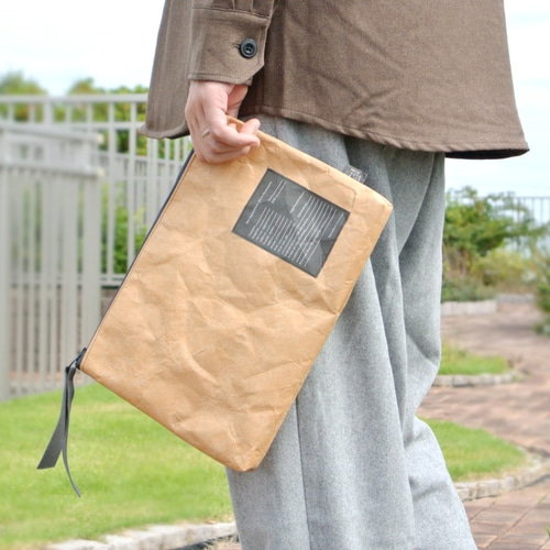 紙みたいな布？濡れない不織布製シワ加工クラッチバッグ 選べる