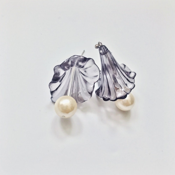 Marygo 透明黑立體大花珍珠線條 耳環 第5張的照片