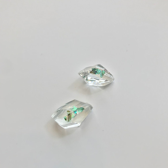Marygo透明な不規則な青い緑のシェルの宝石のイヤリング 2枚目の画像