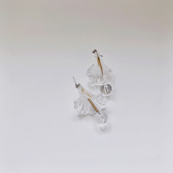 Marygo 透明立體大花珍珠線條 耳環 第2張的照片