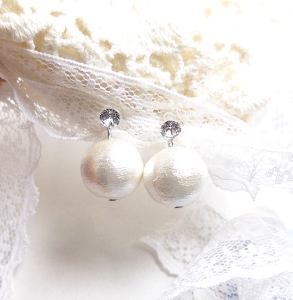 樹脂Ω型☆Cotton Pearl＆ Swarovskiノンホールピアス12mm 1枚目の画像