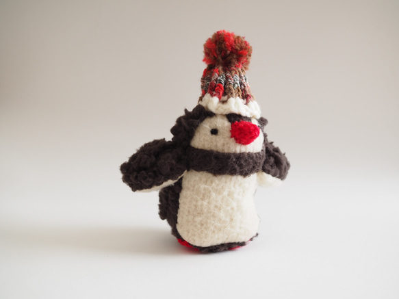 ポンポンニット帽のモコモコふっくらミニペンギン(赤) 2枚目の画像