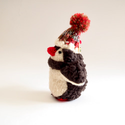 ポンポンニット帽のモコモコふっくらミニペンギン(赤) 3枚目の画像